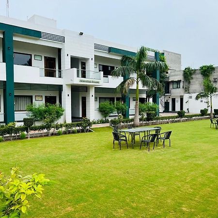 Hotel Whistling Greens Moga Экстерьер фото