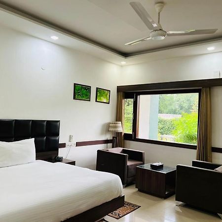 Hotel Whistling Greens Moga Экстерьер фото