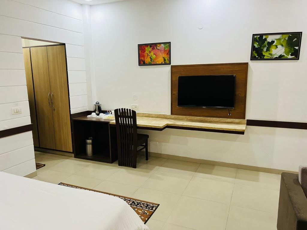 Hotel Whistling Greens Moga Экстерьер фото