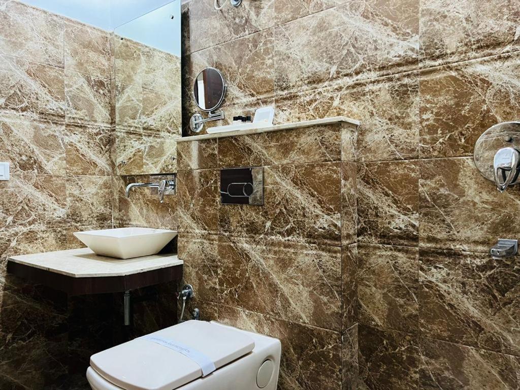 Hotel Whistling Greens Moga Экстерьер фото