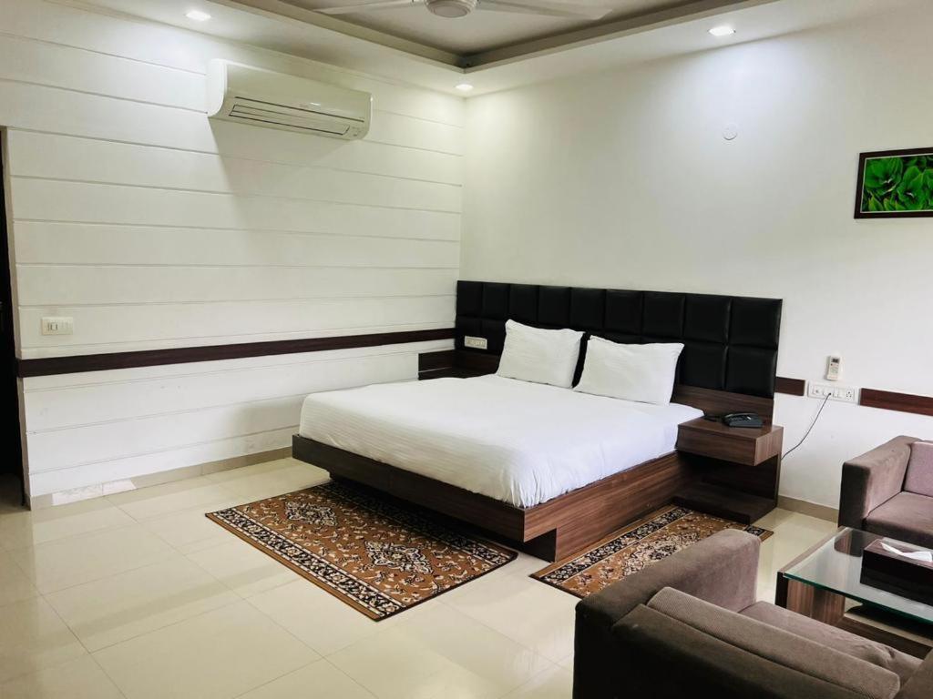 Hotel Whistling Greens Moga Экстерьер фото