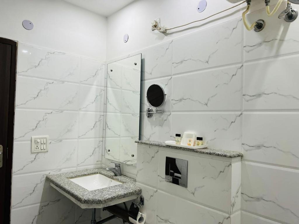 Hotel Whistling Greens Moga Экстерьер фото
