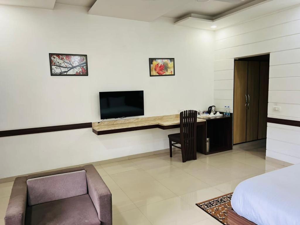 Hotel Whistling Greens Moga Экстерьер фото