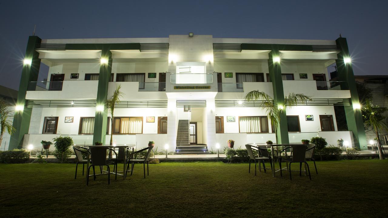 Hotel Whistling Greens Moga Экстерьер фото