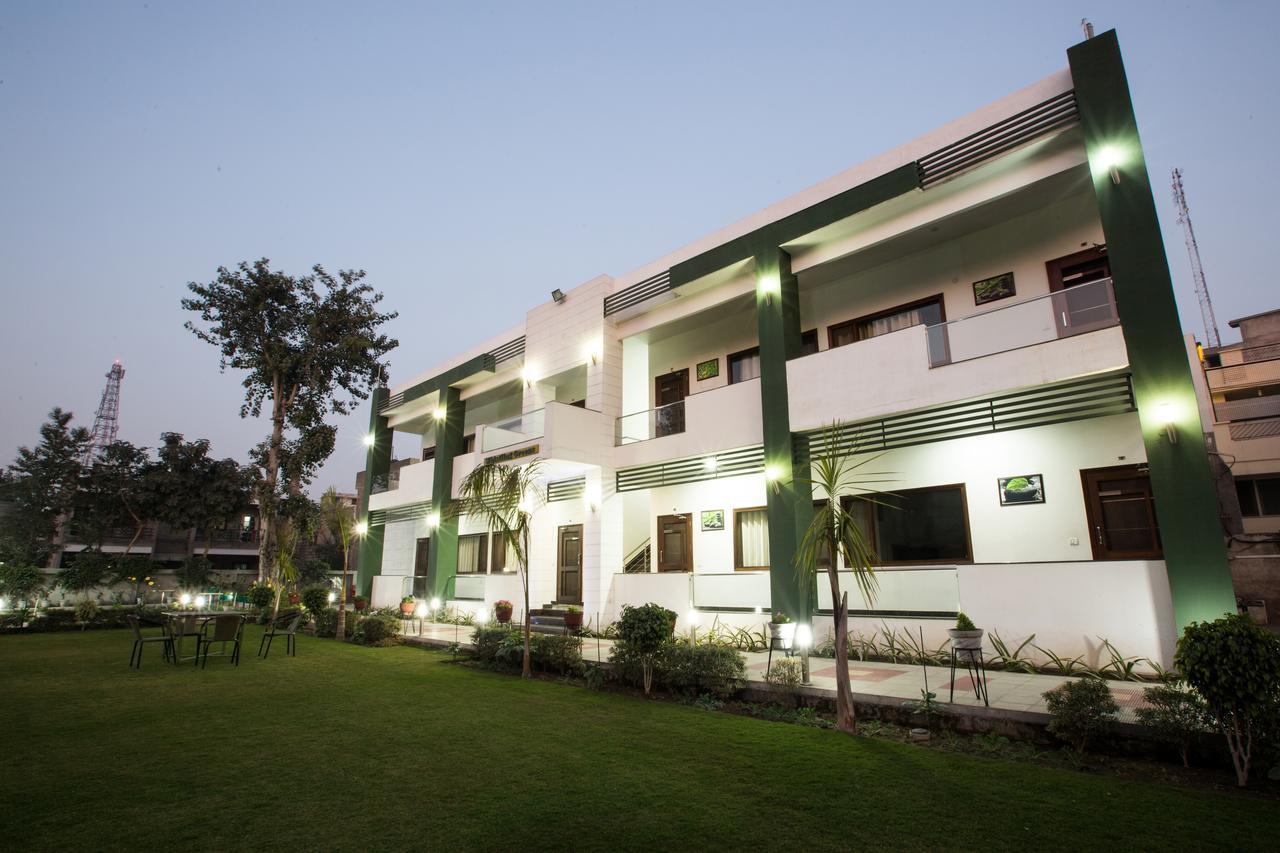 Hotel Whistling Greens Moga Экстерьер фото